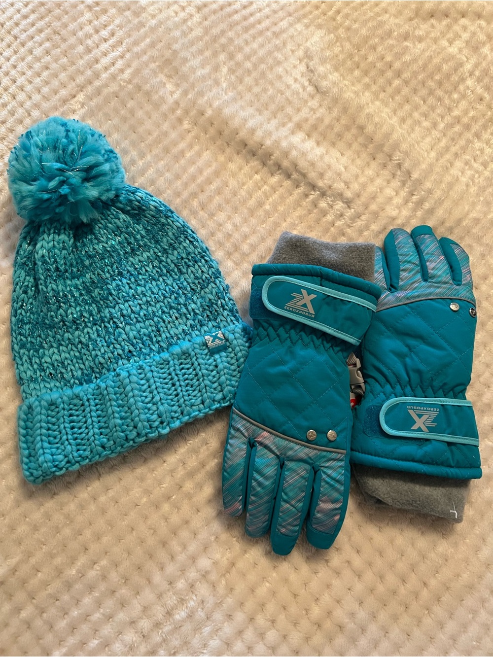 ZeroXposur Teal Knit Pom Beanie and Teal Ski Gloves Set